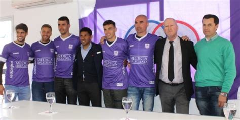 Defensor Sporting presentó sus camisetas para el Campeonato Uruguayo