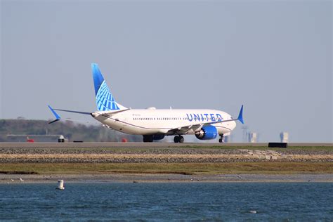 United Airlines Boeing Er Returns To Chicago O Hare After