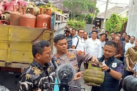 Polisi Gerebek Pangkalan Amankan Tiga Orang Pelaku Pengoblos Gas