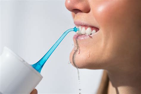 Qué hace un irrigador bucal Es recomendable su uso Clínica Dental