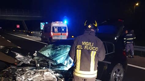 Auto Contro Guard Rail Sulla Quattro I Feriti La Stampa