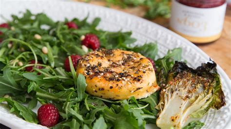 Gegrillter Halloumi Käse mit Himbeer Rucola Salat