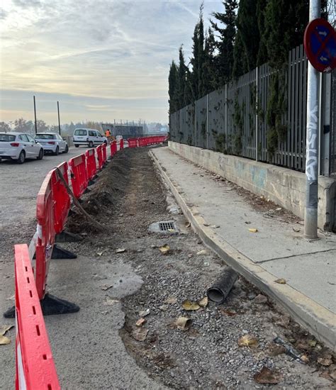 Mejora del pavimento en la calle detrás de la escuela Riu Segre La