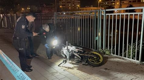 Adana da kaldırıma çarpan motosikletteki 2 kişi öldü