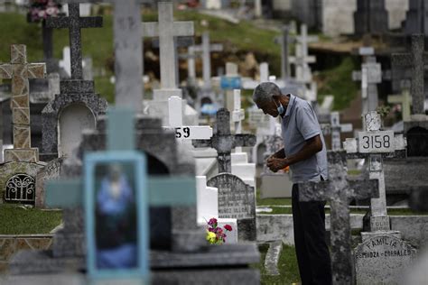 Flores Y Dolientes En Los Cementerios De Panam Por El D A De Los