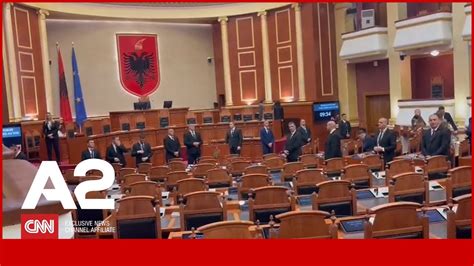 Përplasjet në hyrje të Kuvendit salla e boshatisur nga deputetët por