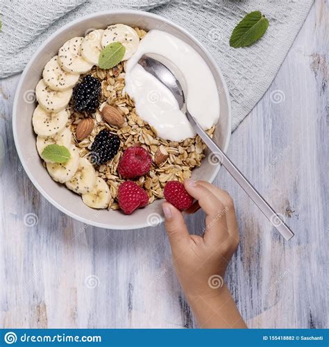 Gezond Ontbijt Met Granola Bessen En Yoghurt Rasbberry De Handholding