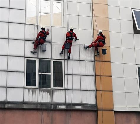 Jasa Pembersih Kaca Gedung