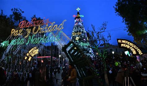 Presidente Arce Encendió Las Luces Del árbol De Navidad En La Plaza