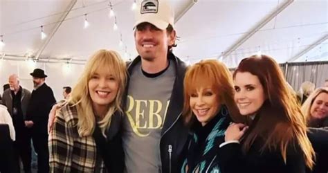 Reba McEntire Reunites With JoAnna Garcia Swisher, Steve Howey ...