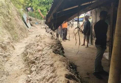 Longsor Di Kampung Dalam Padangpariaman Timbun Satu Rumah Warga Padek