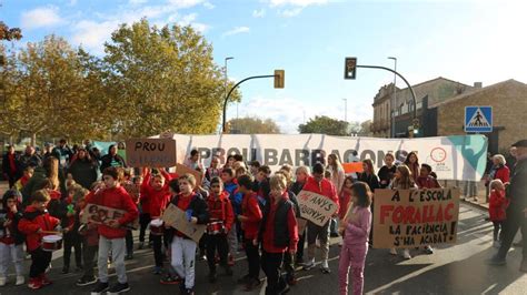 Pares I Alumnes De L Escola De Forallac Tallen La C 66 Per Reclamar Que