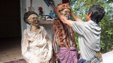 Manene Ritual Mengganti Pakaian Mayat Di Toraja Budaya Indonesia