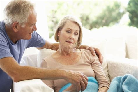 Marido Que Consola A Mulher Superior Que Sente O Descanso Indisposto