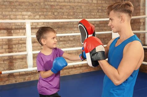 Niño Con Entrenador En Ring De Boxeo Foto Premium