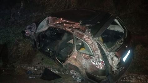 Cont Iner Solta De Caminh O Atinge Carro E Motorista Gr Vida Morre Na