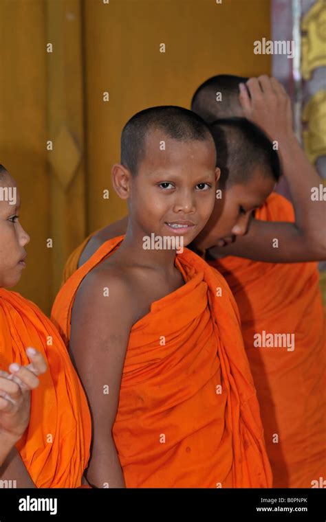 Novice Thai Buddhist Monks Hi Res Stock Photography And Images Alamy