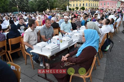 Foto Sugra Ana Iftarilo Na Trgu Slobode U Tuzli Kameleon M M