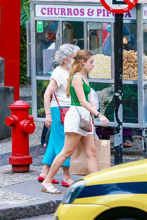 Filha De Susana Naspolini Fotografada A Av Durante Passeio No