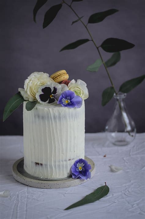 Bolo de amêndoa curd de framboesa e cobertura de mascarpone