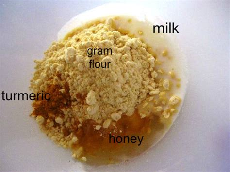 Turmeric & Gram Flour Face Pack For Dry Skin: Do It Yourself