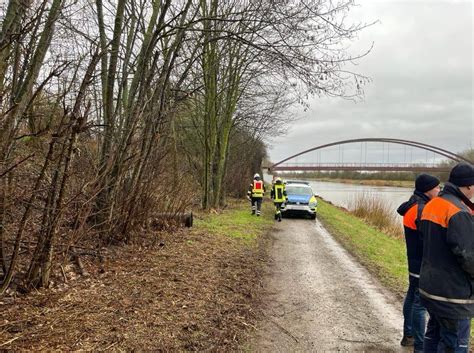 Leblose Person Durch Feuerwehr Aus Dem Kanal Geborgen Stadtfeuerwehr