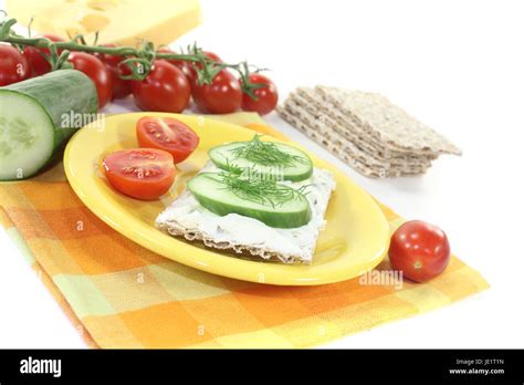 Kn Ckebrot Mit Frischk Se Und Gurke Auf Hellem Hintergrund Stock Photo