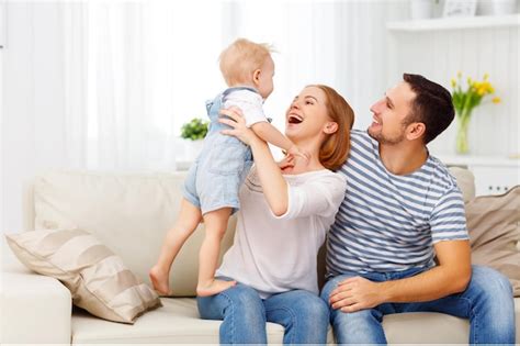 Familia Feliz Madre Padre Hijo Hijo En Casa Foto Premium