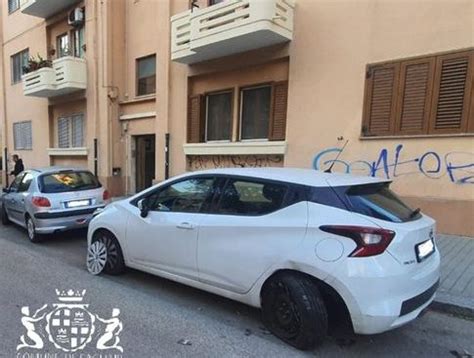 Cagliari Distrugge Tre Auto Nella Notte E Scappa Con L Auto Nel Carro