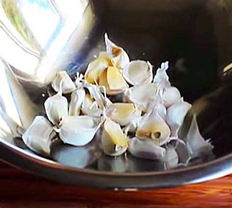 20 Second Garlic Peeling Hack