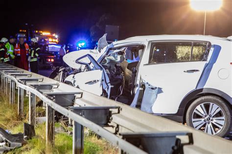 T Dlicher Frontalcrash Zwischen Pkw Und Lkw Auf Der B Im Erzgebirge