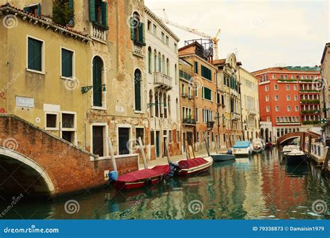 Canal Y Barcos Coloridos Venecia Italia Foto De Archivo Editorial