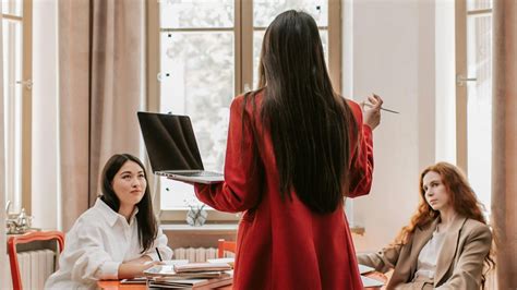 Una mujer líder de equipo se distingue por tener estas 5 cualidades