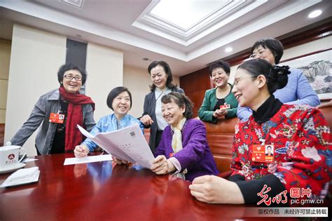 她们是女代表女委员 她们为广大女性权益代言 国际在线