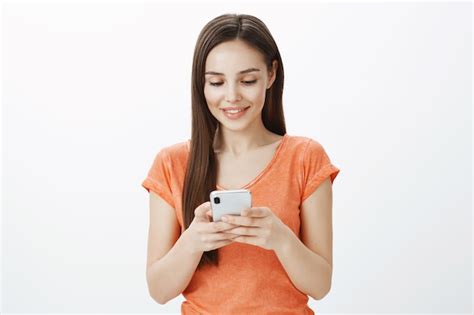 Close De Uma Mulher Jovem E Atraente Usando Telefone Celular Mensagens