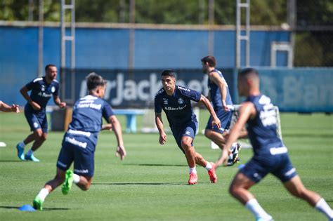 Sob Forte Calor Luis Su Rez E Companheiros Trabalham Na Pr Temporada