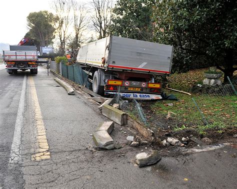 Incidente Casalfiumanese Rimorchio Si Sgancia Dal Tir E Finisce In Un