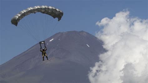 Un Parachutiste Survit à Une Chute De 1500 Mètres Tva Nouvelles