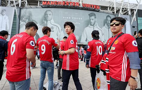 Manchester United fans urged to travel incognito for Feyenoord trip