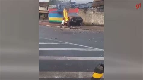 Vídeo Carro pega fogo após motorista perder controle da direção e