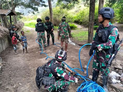 Satgas Yonif Mekanis Ak Membuat Saluran Air Bersih Foto