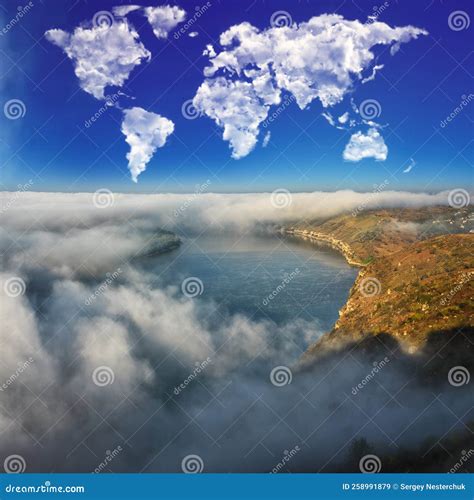 Nuages Sous Forme De Carte Du Monde Sur Le Canyon Fluvial Paysage