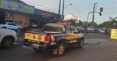 Agentes de trânsito orientam motoristas durante travessia na BR 010