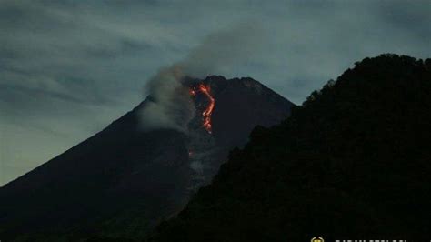 Gunung Merapi Muntahkan 3 Kali Awan Panas Hingga 1 8 Kilometer Dalam 6