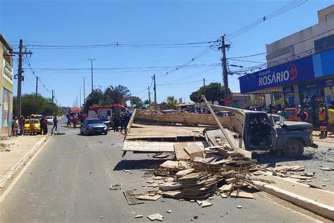 Caminh O Perde Freio Em Descida E S Para Ap S Arrastar Cinco Carros No