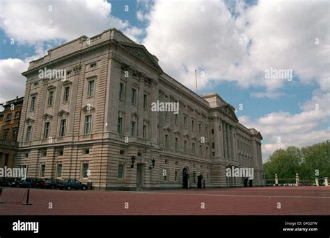 LONDON SCENE/BUCKINGHAM PALACE. SIDE AND FRONT VIEW OF BUCKINGHAM ...