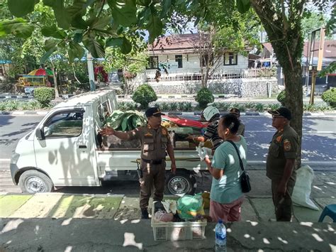 Nekat Jualan Di Trotoar PKL Sekip Ditertibkan RadarSampit