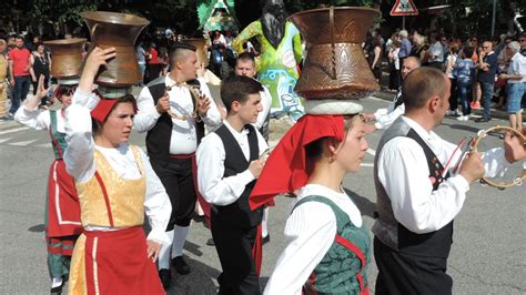 Centroabruzzonews La Maggiolata La Sagra Delle Ciliegie Successo Di