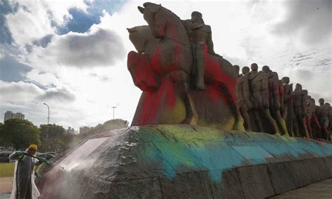 Monumento S Bandeiras E Est Tua De Borba Gato Amanhecem Pichados