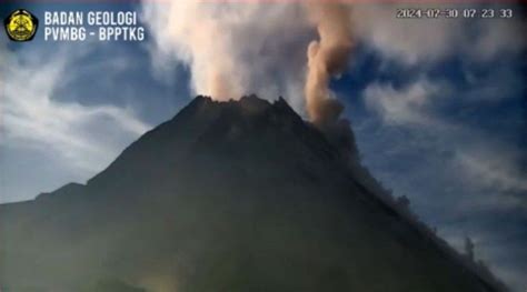 Gunung Merapi Luncurkan Awan Panas Guguran Sejauh 1 5 Km